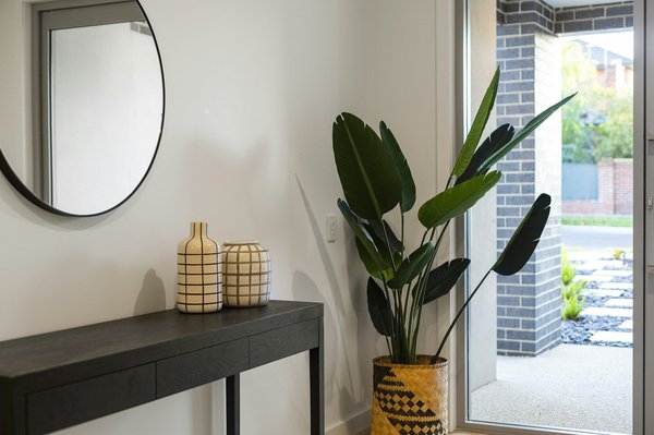 How can UK homeowners design an entryway that efficiently minimizes heat loss?